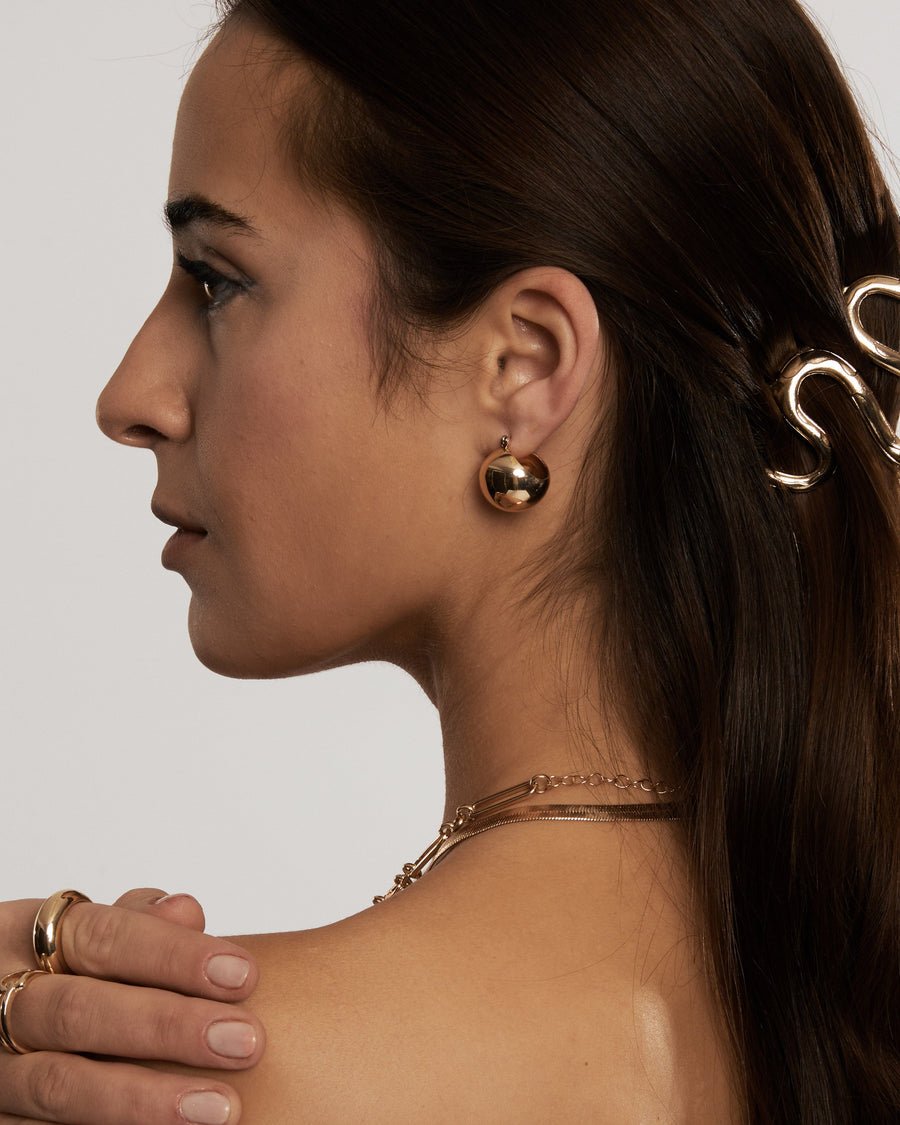 Ball Hoop Huggie Küpe - Aven & Laurel