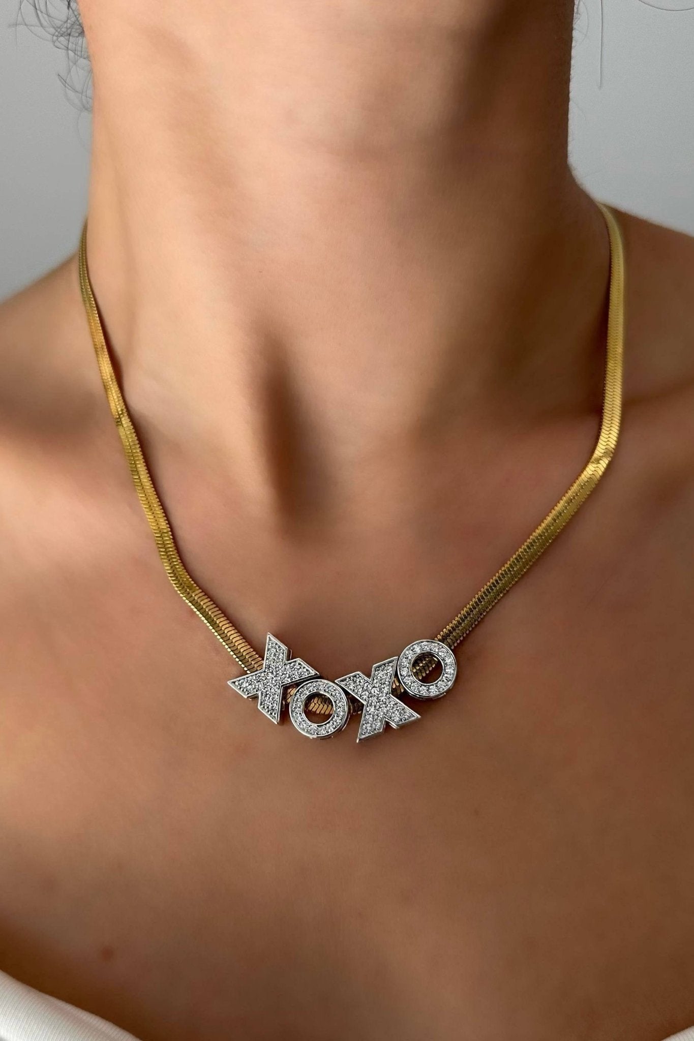 XOXO Taşlı İtalyan Kolye - Aven & Laurel